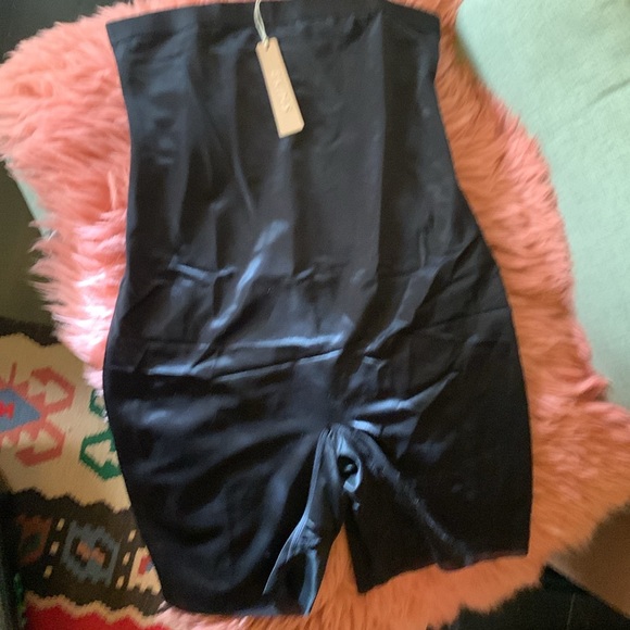 🖤 SKIMS BARELY THERE high waisted mid thigh short- NEW- Onyx/ Black color - Picture 4 of 11